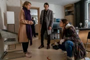 Als die Arzthelferin Martina Wilms (Anna Böttcher, l.) zur Arbeit kommt findet sie statt ihrer Chefin, der Gynäkologin Dr. Anna Petrova, nur eine zerstörte Blutprobe. Radek (Hans-Werner Meyer) und Lucy (Josephin Busch, r.) sichern die Spuren.