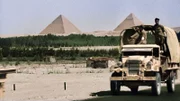 Die soldaten auf dem Lastwagen in El-Alamein, Ägypten.