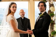 (v.li.): Troian Bellisario (Jenna Marshall), Carlos E. Campos (Priester), Eoin Macken (Zack Knight).