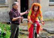 WDR Fernsehen DIE DIENSTAGSFRAUEN - ZWISCHEN KRAUT UND RÜBEN, Deutschland 2015, Regie Franziska Meyer Price, am Samstag (30.05.15) um 20:15 Uhr. Estelle (Nina Hoger,re.) strampelt sich ab, damit Steiner (Max Herbrechter, li.) wieder Energie für sein Handy hat.