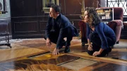 V.l.: Bei der Suche nach einem anonymen Anrufer entdecken Det. Mac Taylor (Gary Sinise) und Det. Stella Bonasera (Melina Kanakaredes) eine geheime Falltür in einem verlassenen Penthouse. Doch was verbirgt sich dahinter?