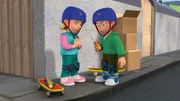 James kann mit seinem Funkgerät den Funkverkehr der Feuerwehr abhören.