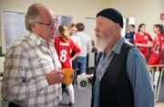 Der FC Flönz (Kompars:Innen) ist zum Verhör angetreten: Die Rentnercops Klaus Schmitz (Hartmut Volle, l.) und Reinhard Bielefelder (Bill Mockridge, r.) besprechen ihr Vorgehen.