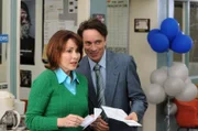 Bob (Chris Kattan, r.) steht Frankie (Patricia Heaton, l.) in schwierigen Momenten in der Arbeit zur Seite ...
