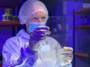 Der forensiker sieht sich die fingerabdrücke an