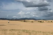 Wüstenartige Landschaft in der Mongolei.