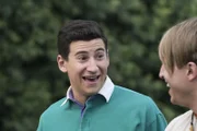"Die Goldbergs", "Garten-Krieg." Die 'Tratschfreundinnen' von Beverly machen sie darauf aufmerksam, dass Barry sie mit ihren eigenen Mitteln manipuliert. Daraufhin entfacht ein Kampf um den Garten, bei dem sich Barry's Freunde und die 'Tratschinnen' nichts schenken. Unterdessen geht Adam seinem Vater zur Liebe zu einem Eishockeyspiel und findet plötzlich gefallen daran. Im Bild (v.li.): Sam Lerner (Geoff Schwartz), Shayne Topp (Matt Bradley).