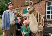 NDR Fernsehen NEUES AUS BÜTTENWARDER, "Ostern", am Freitag um 19:30 Uhr. Der Brakelhase erzählt den Kindern und Adsche (Peter Heinrich Brix) warum er so traurig ist.