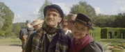 Henry (Frankie Minchella) und Maya (Julie Lamberton) verkleiden sich als älteres Ehepaar, um eine Auktion besuchen zu können. Sie suchen den Opal.