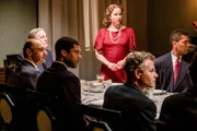 Märtha (Sofia Helin, mi.) überrascht Franklin (Kyle MacLachlan, li.) und ihre anderen Gäste mit einem unerwarteten Ehrengast.
