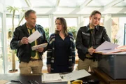 Hubert und Christina Bayer schauen sich in Gegenwart von Erika Münch die Unterlagen an. Hat Peter Münch als Vermögensverwalter seine Kundschaft geprellt? Oder ist das Mordmotiv etwa ein ganz anderes?
