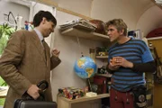Fritz Fuchs (Guido Hammesfahr) kann es kaum glauben: Herr Franken (Wolfgang Bahro) will ihm ein Grundstück auf dem Mond verkaufen.