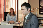 David (Mathis Künzler, r.) reagiert betroffen, als Lisa  (Alexandra Neldel, l.) ihm von ihren Hochzeitsvorbereitungen erzählt.