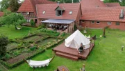 Wer beim Zelten nicht auf Luxus verzichten möchte: Glamping verbindet Glamour und Camping.
