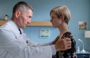 SENDER: ARD - SENDETITEL: In aller Freundschaft Folge 828 - UNTERTITEL:  Zukunftsklänge - CAPTION:  ARD/MDR IN ALLER FREUNDSCHAFT FOLGE 828, "Zukunftsklänge", am Dienstag (09.10.18) um 21:00 Uhr im ERSTEN..Dr. Kaminski (Udo Schenk) kann die Wut von Friederike Kamp (Sophie Rogall) irgendwie nachvollziehen, aber jetzt ist definitiv der falsche Zeitpunkt um sich Luft zu machen und einen Schuldigen an dem Unfall zu bestimmen. Nun sollte es nur darum gehen, ihrem kleinen Sohn zu helfen..© MDR/Saxonia Media/Sebastian Kiss, honorarfrei - Verwendung gemäß der AGB im engen inhaltlichen, redaktionellen Zusammenhang mit genannter MDR-Sendung bei Nennung "Bild: MDR/Saxonia Media/Sebastian Kiss" (S2+). MDR/HA Kommunikation, 04360 Leipzig, Tel: (0341) 300 6477 oder - 6463