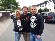 Sobald Frauchen Adriana Kurek ihre geliebten Chihuahua Rüden "Mino" und "Gino" streicheln möchte, werden die beiden zur Furie und beißen gnadenlos zu. Warum fällt gerade sie ihren Lieblingen zum Opfer, und weshalb wird z.B. ihr Lebensgefährte (r.) weitgehend verschont? Ein Fall für Hundeprofi Martin Rütter!