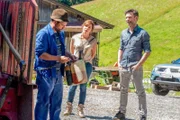 Lukas (Jakob Seeböck, r.) und Nina (Julia Cencig, M.) nehmen einige Waldarbeiter unter die Lupe, unter anderem Veith Gruber (Simon Jaritz, l.) Er begegnet dem SOKO-Team nicht gerade freundlich und kooperativ.