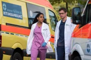 Dr. Emma Jahn (Elisa Agbaglah, l.) fühlt sich nicht wie sie selbst. Davon soll Dr. Elias Bähr (Stefan Ruppe, r.), mit dem sie arbeitet, allerdings nichts mitbekommen.
