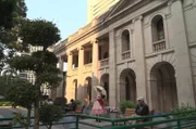 Inmitten der Hochhausschluchten von Hongkong haben Traditionen überlebt, die sich von der Modernität der Metropole abheben ...