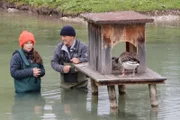 Mit Gänseforscher Sepp schaut sich Anna die brütende Erna an. Die Bruthütten stehen mitten auf dem Wasser, damit Nesträuber wie der Fuchs keine Beute machen können.