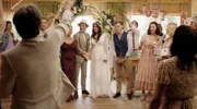 Das Hochzeitspaar wird von den Gästen begrüßt.