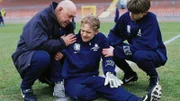 Fußball-Talent Ingo (Matthias Schweighöfer, Mi.) hat Schmerzen im Knie. Sein Vater und Trainer Jürgen Taschke (Hans Martin Stier, li.) und sein Freund (Louis Villinger) wollen ihn zum Arzt bringen.