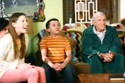 (v.l.n.r.) Axl (Charlie McDermott); Sue (Eden Sher); Brick (Atticus Shaffer); Tag (Jerry Van Dyke)