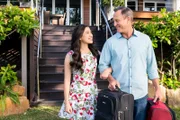 Kyra (Kimie Tsukakoshi, l.) ist glücklich. Sie geht mit ihrem Stiefvater Steve (Steve Nation, r.) auf Reisen, um ihren leiblichen Vater zu suchen.