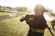 Ein Kesselwagen mit Flüssigpropan steht in Flammen und muss gekühlt werden. Cruz (Joe Minoso) steht mit dem Löschschlauch bereit!