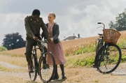 George (Reomy D. Mpeho) hat es geschafft: Marie (Elisa Schlott) gibt zu, dass sie sich in ihn verliebt hat.