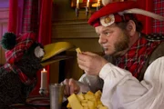 Rabe Rudi (Werner Knoedgen) und Angus McDudel (Gottfried Breitfuß), das schottische Gespenst, haben eine gemeinsame Leidenschaft: Stinkekäse!