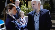 Als LKA-Mann Markus Hofer (Jophi Ries, r.) auffliegt, ist nicht nur Jenny (Katrin Heß) von ihm schwer enttäuscht. Derweil kümmert sich Bonrath (Gottfried Vollmer, h.l.) um Hofers Sohn Elias (Mayko Kahlen).