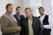 Hartl (Michael A. Grimm, l.), Hansen (Igor Jeftic, 2.v.l.) und Polizist Mohr (Max Müller, 2.v.r.) untersuchen den Mord an einem Psychotherapeuten.
