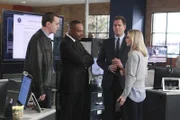 Nach einem Anschlag bei einem internationalen Treffen zum Thema Terrorismus beginnen Ellie (Emily Wickersham, r.), Anthony (Michael Weatherly, 2.v.r.), Vance (Rocky Carroll, 2.v.l.) und McGee (Sean Murray, l.) sofort mit den Ermittlungen, um den Täter zu stellen ...