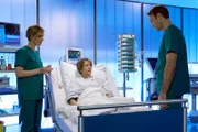 Veronika Jokisch (Karin Giegerich, mi.) hatte einen Schlaganfall und der nächste droht jederzeit. Veronika macht sich allerdings große Sorgen um ihre fast erwachsene Tochter Manja, die am Downsyndrom leidet. Dr. Martin Stein (Bernhard Bettermann, re.) verspricht Veronika, sich um Manja zu kümmern und Dr. Lea Peters (Anja Nejarri, li.) veranlasst, dass Manja ein Bett in der Klinik bekommt.