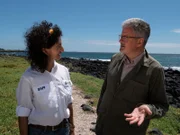 María José Barragain-Paladines von der Charles-Darwin-Station auf den Galapagos Inseln im Gespräch mit Moderator Christopher Clark.