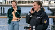 Felice (Lea Freund, l.) bekommt Polizeischutz von Dorit (Jana Julia Roth, r.)