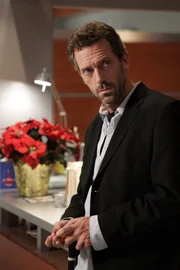 An Weihnachten muss sich Dr. House (Hugh Laurie) nicht nur mit langweiligen Akten herumquälen, er muss sich kurz vor Feierabend auch noch mit Patienten auseinandersetzen.