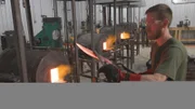 Ein Mann arbeitet mit Schmiedeeisen