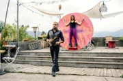 Adriano (Zejhun Demirov) übt Messerwerfen mit Leonie (Carolin Garnier).