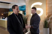 Richard (Silvan-Pierre Leirich, l.) fällt es schwer, den nötigen Abstand zu Simone herzustellen. Rechts Ben (Jörg Rohde)
