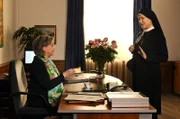 Marianne Laban (Andrea Wildner, l.) informiert Schwester Hanna (Janina Hartwig, r.) über die Machenschaften von Blitzpack.