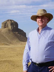 Archäologe Steve Harvey vor der Schwarzen Pyramide in Ägypten (Landschaft).