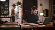Immer im Einsatz: Xavi Bonet (Clemens Schick, re.) arbeitet auch zu Hause bei seinem Freund Antoni (Renato Schuch, li.).