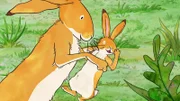 Das erste Morgenlicht bahnt sich gerade erst seinen Weg, aber der kleine braune Hase ist schon hellwach. Aufgekratzt weckt er den großen braunen Hasen. Er will endlich spielen.