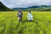 Zwei Reisen Staffel 1 Folge 2 und 3 Alaska Mira Weingart in der Wildnis von Alaska. Zusammen mit Ranger Kyle MCDowell.