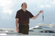 Mike Ogletree (John Carroll Lynch), der zur Unterstützung von Jims Emittlungen kurzzeitig aus dem Gefängnis entlassen wurde, findet ein Messer auf dem Boot. Handelt es sich um die Mordwaffe?