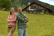 Die Pächter Christoph und Lisa vor der Alpe Obere Kalle.