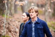 Riley Davis (Tristin Mays, l.); Angus MacGyver (Lucas Till, r.)
