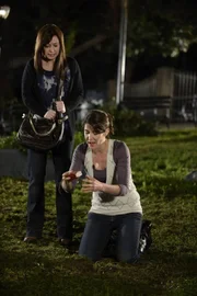 Während sich Lily (Alyson Hannigan, l.) und Marshall auf den Umzug nach Rom vorbereiten, versucht Robin (Cobie Smulders, r.), im Central Park ein Medaillon zu finden, das sie als junges Mädchen dort heimlich vergraben hatte ...